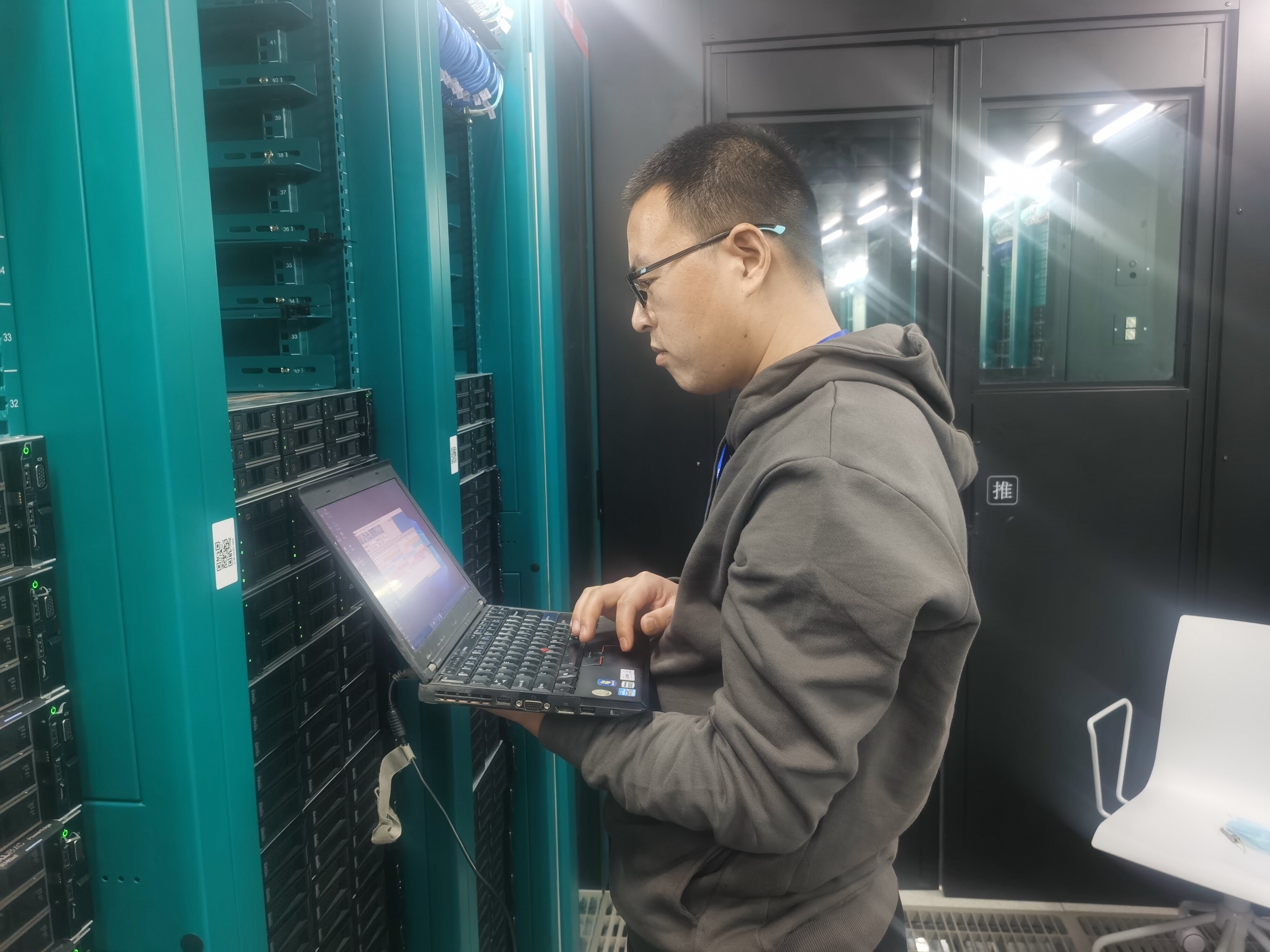 技術人員維護網(wǎng)卡產(chǎn)品